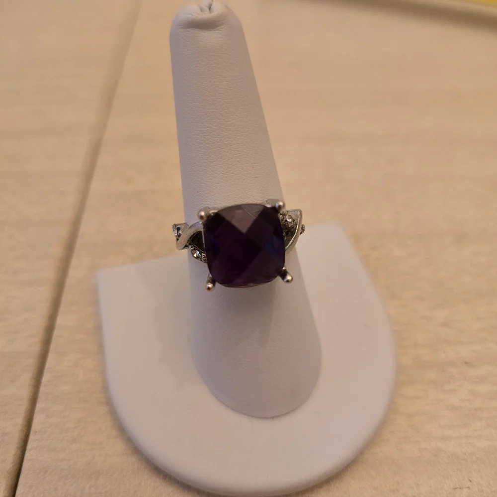 Elegant Purple Gemstone Ring - Picture 2 of 6